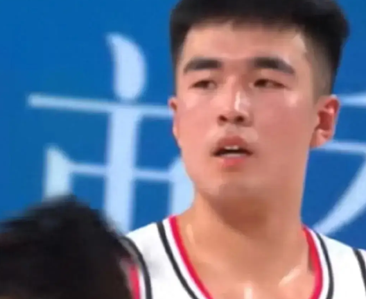 广东常规赛迟迟不引进小外援，杜锋最有话语权，原因有以下四点:

1.徐杰CBA全