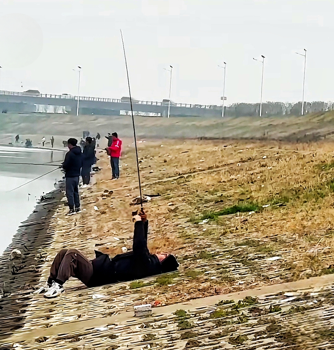 现在年轻人时髦躺平，钓鱼佬也跟着时髦一把！