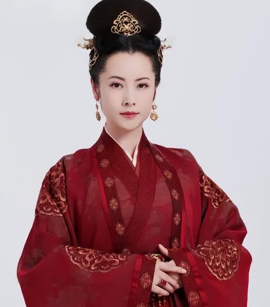杨明娜多年来在演艺圈默默耕耘，塑造众多经典角色。41岁步入婚姻殿堂并生子，本是幸