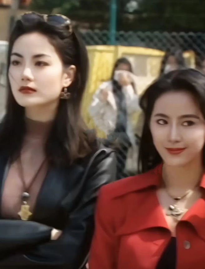 王菲个子高真的非常占优势，她旁边穿红色的衣服美女非常漂亮，甚至一眼看过去蛮惊艳的