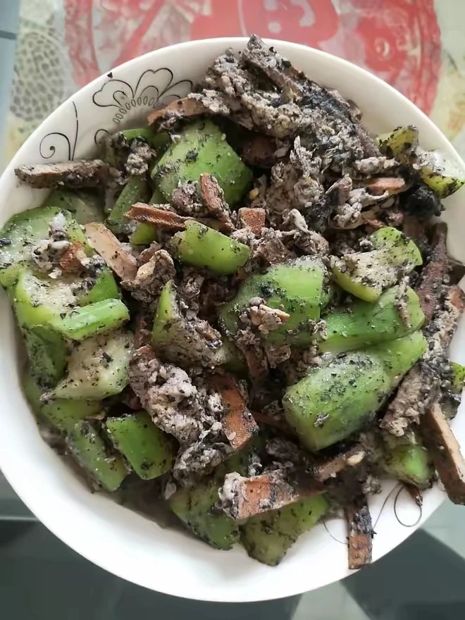 
老婆做的饭菜，含泪也要把它吃完[捂脸]