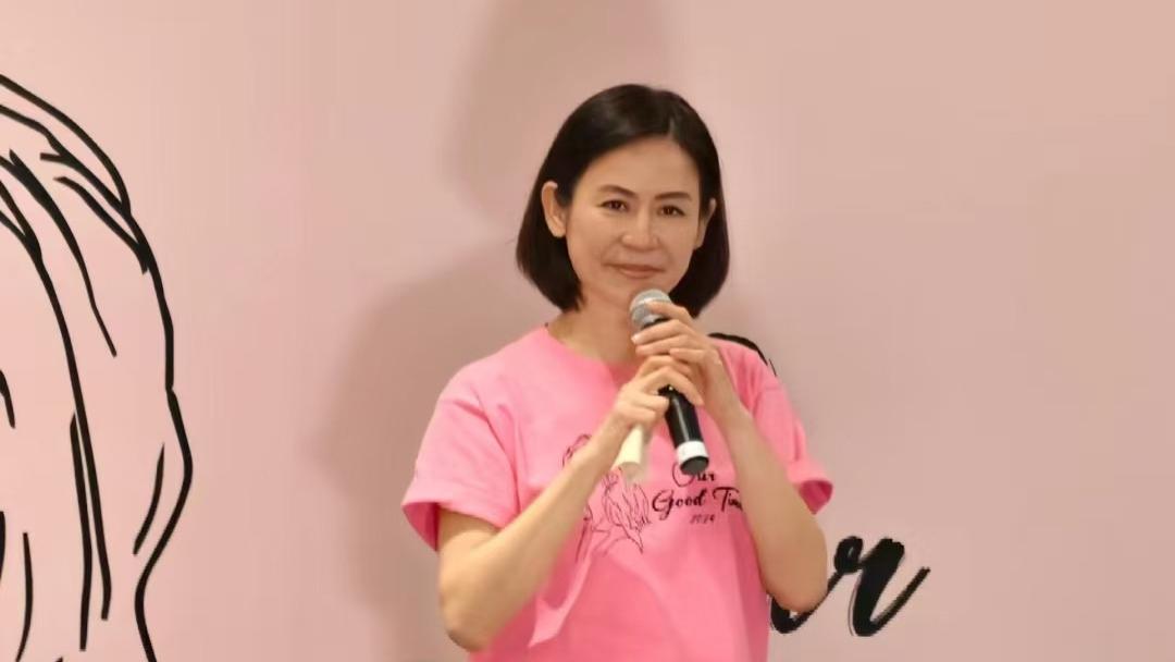 宣萱跟粉丝一起过54岁生日激动落泪，网友：这个发型不好看