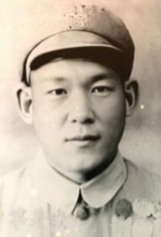 1951年，志愿军排长被美军包围，美军见他不断咳嗽，嘴角都咳出了血，顿时面露轻视
