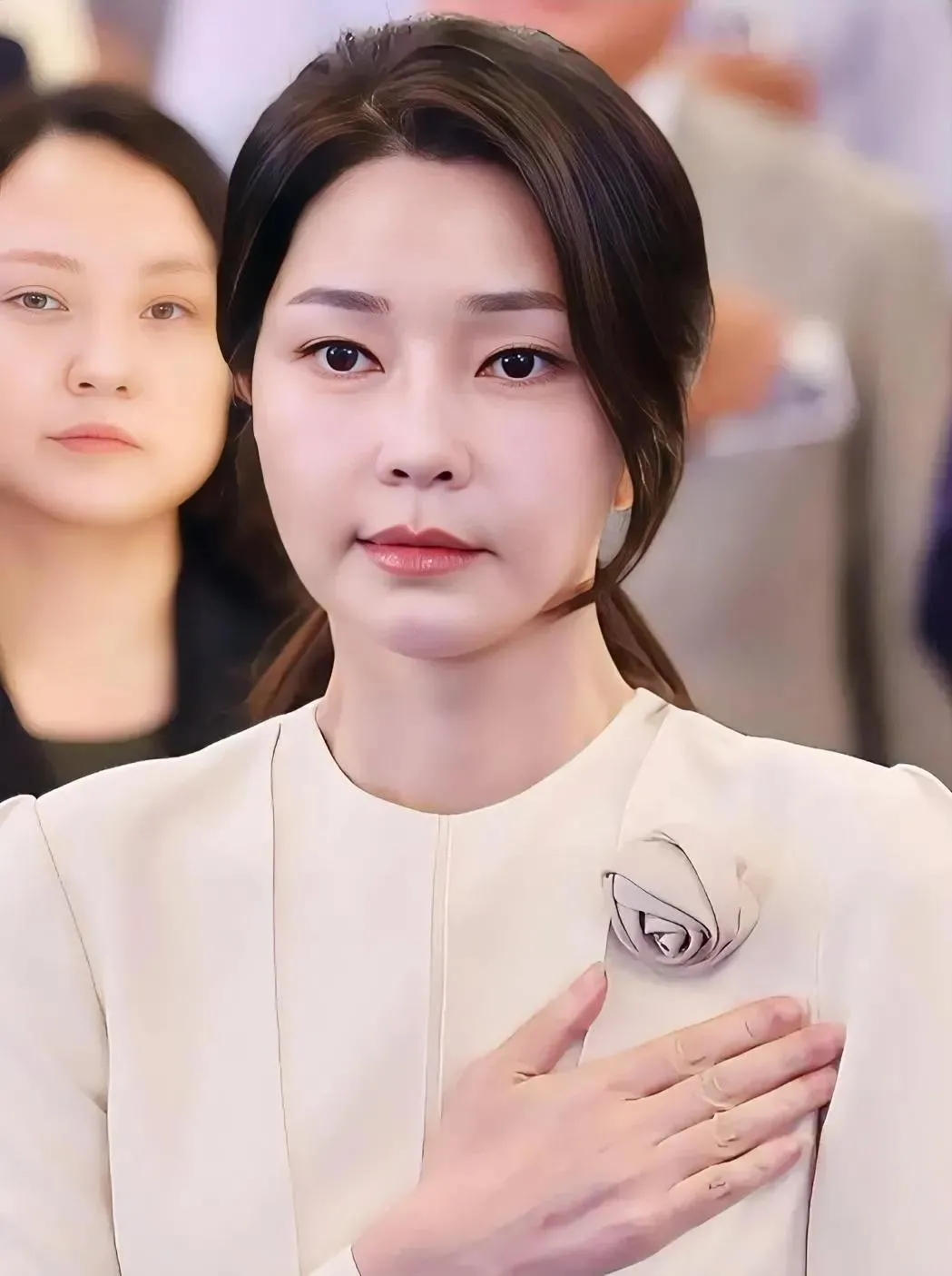 金健希非常果断，亲自召开记者会，力挺丈夫侃侃而谈