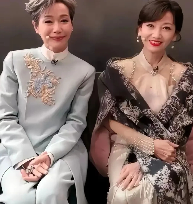 其实一个人幸福不幸福一眼就能看出来，一个是强颜欢笑，一个是笑逐颜开，一个眼神哀怨