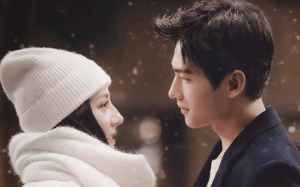 影帝和当红小花传出绯闻后，我决定脱粉，可影帝急了，把我按在墙角……