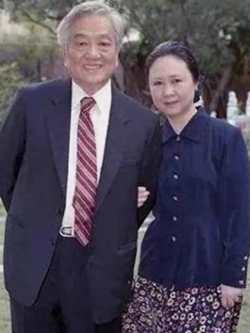 幸好琼瑶有一个儿子，更幸运有一个好儿媳，不然更被骗得一毛不剩.。
 
她爱他是真