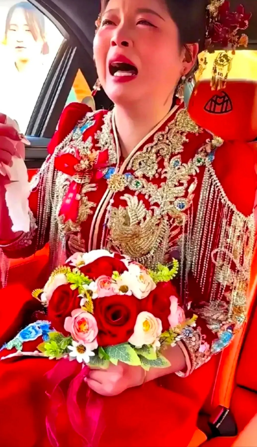 最近刷到江苏这场婚礼视频，真是戳得人心口发酸。新郎租了二十辆大奔当头车，西装革履