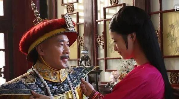《甄嬛传》里，陈建斌在后台看到画好妆的蒋欣时，他说：“你怎么一上妆这么显老呢？”