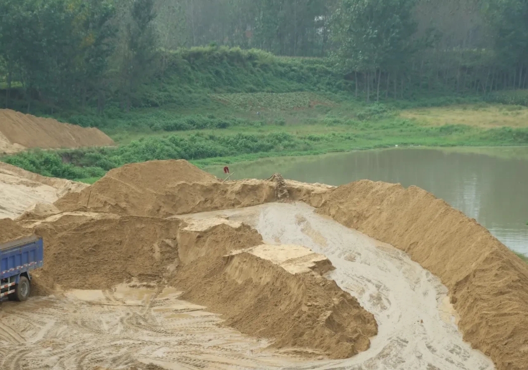湖北，一农民承了38亩鱼塘，在鱼塘底清淤时，意外清出大量河砂，农民便将这些河砂卖