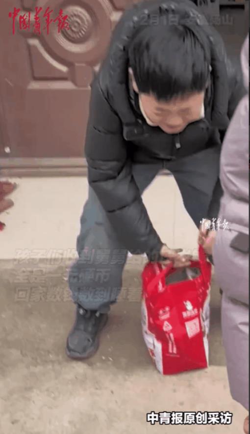 太搞笑了！江苏一小孩跟爸妈走亲戚，舅舅拿出一麻袋钱发红包，小孩以为发财了，结果接