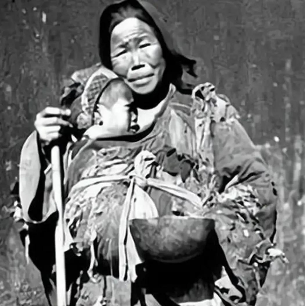 1939年，一位妇女为躲避国 民 党追击，抱着9个月大的婴儿在树林里狂奔。眼看敌