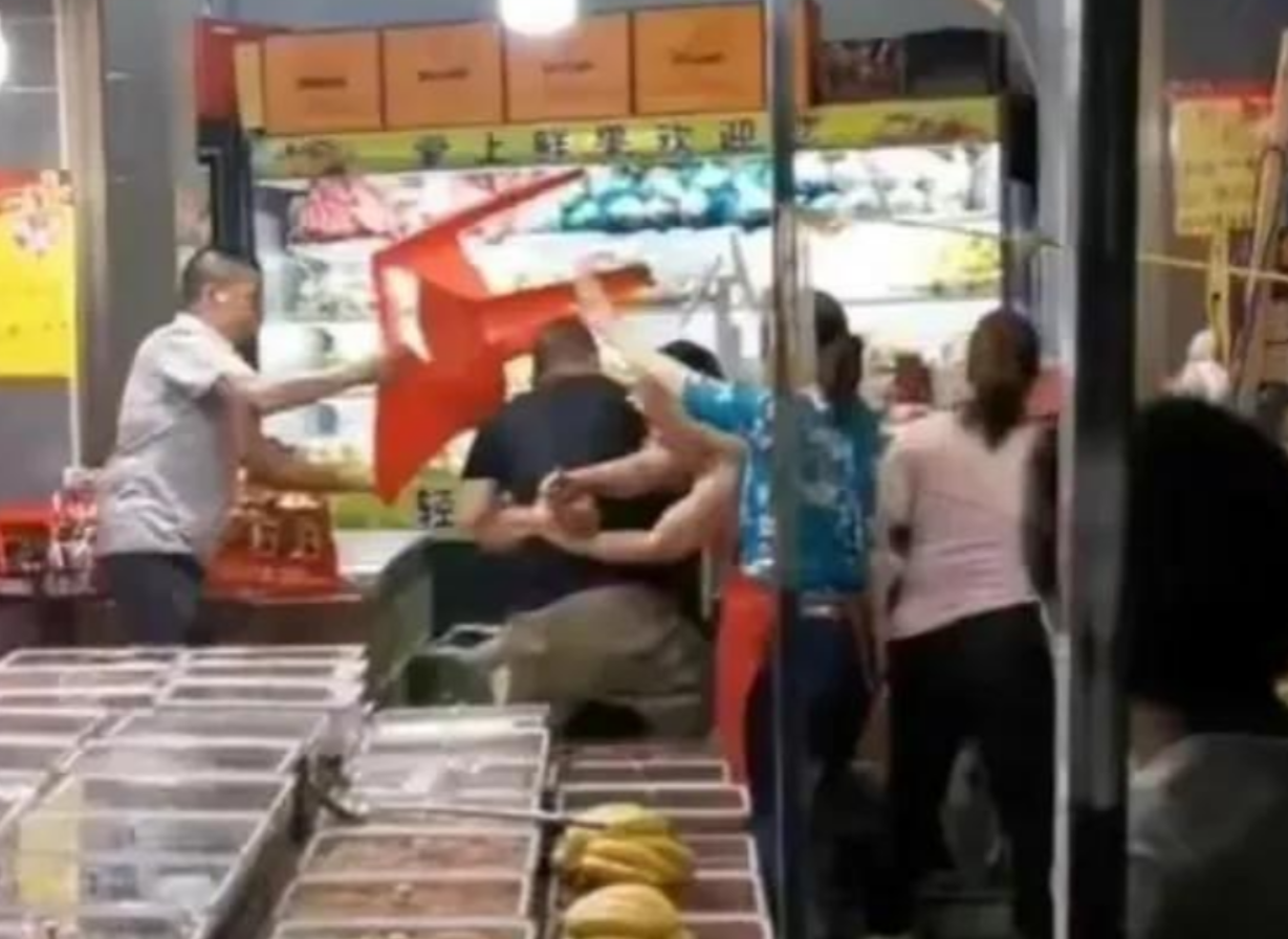武汉一男子在当地开了一家水果店，突然冲进来一群人，将他的店砸的稀巴烂。男子见状直
