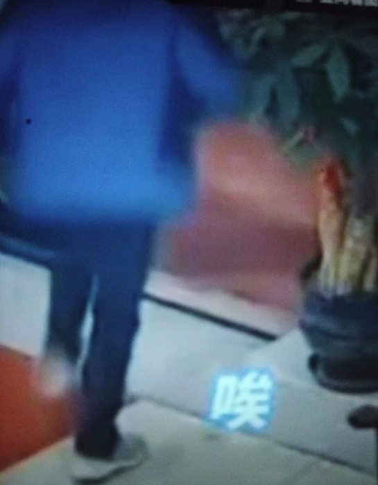 福建厦门，有个小伙子去按摩店做按摩。
整整让按摩技师给他服务了三个多小时，全程都