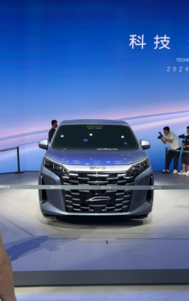 考虑了许久，最终放弃丰田赛那，选择了比亚迪夏超越型。
比亚迪夏的外观尺寸虽然不像