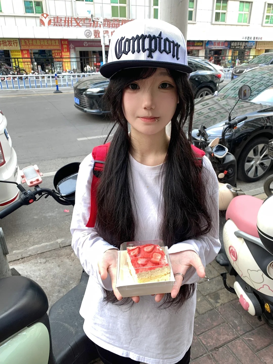 感觉打了唇钉还是好乖
这是我自己打的哈哈！