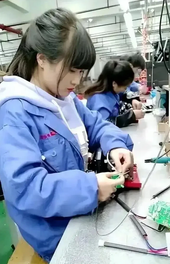 以前的厂妹和现在的厂妹的区别 ​​​，请问是时代进步了还是倒退了呢[奸笑]