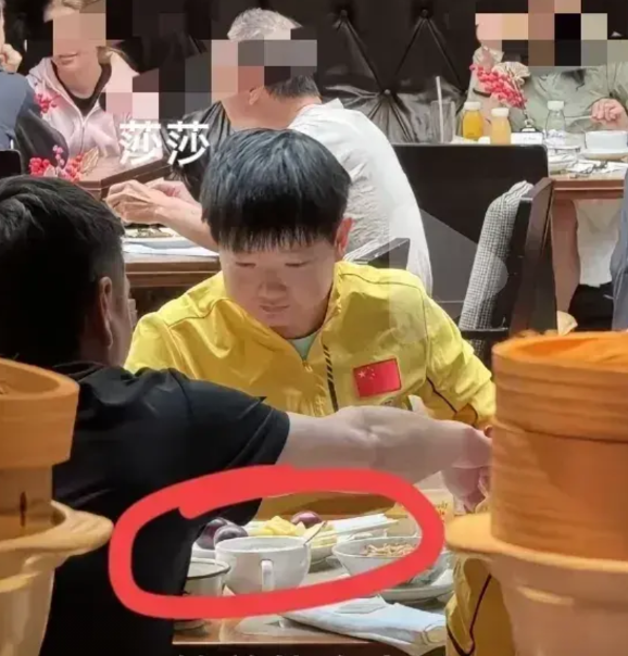 莎莎在新加坡备战期间的饮食让人惊叹！
据说到了狮城莎莎的早餐只是吃简单的水果，可