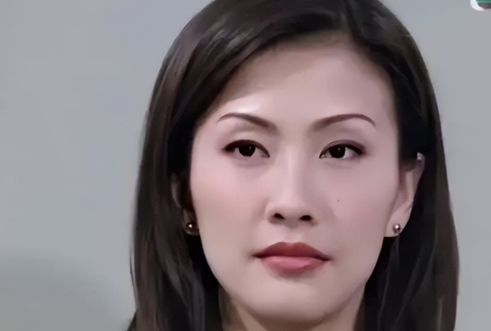 2001年，陈慧珊为了抱紧梁锦松的大腿，主动抛弃了自己的丈夫，不曾想，梁锦松却因