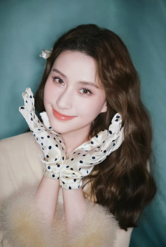 何超莲真不愧是赌王家的颜值担当，身材苗条娇小五官立体精致颜值，像个洋娃娃一样，颜