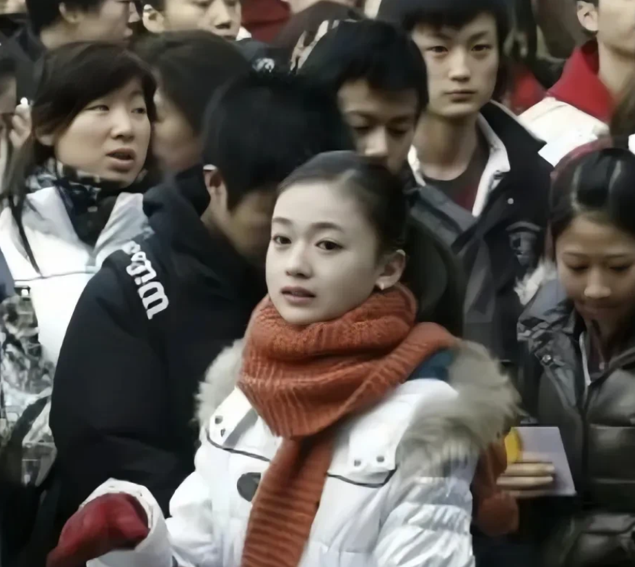 这是拍于2009年吴谨言参加艺考的老照片，那一年她19岁，正值人生中的美好年华，