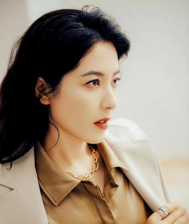 她是“两百年一遇”的美人,曾靠美貌征服3个影帝,如今仍然未婚(两百年的孤独)-第16张图片-九妖电影 她是“两百年一遇”的美人,曾靠美貌征服3个影帝,如今仍然未婚(两百年的孤独)-第16张图片-九妖电影