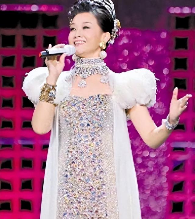 “民歌天后”宋祖英:为何能够连上24年春晚?且看赵本山的评价(苹果充电宝怎么验真假)-第20张图片-九妖电影 “民歌天后”宋祖英:为何能够连上24年春晚?且看赵本山的评价(苹果充电宝怎么验真假)-第20张图片-九妖电影