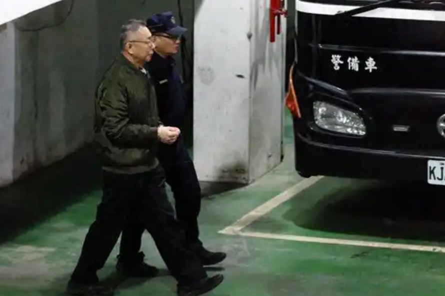 柯文哲再遭拘押，死忠粉哀怨：只恨当初没有蓝白合，当副领导人总比坐看守所强！

据