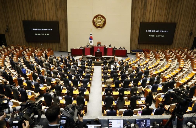 韩国执政党为何在关键时刻反对弹劾尹锡悦？韩国执政党议员7号在韩国国会上演了一场“