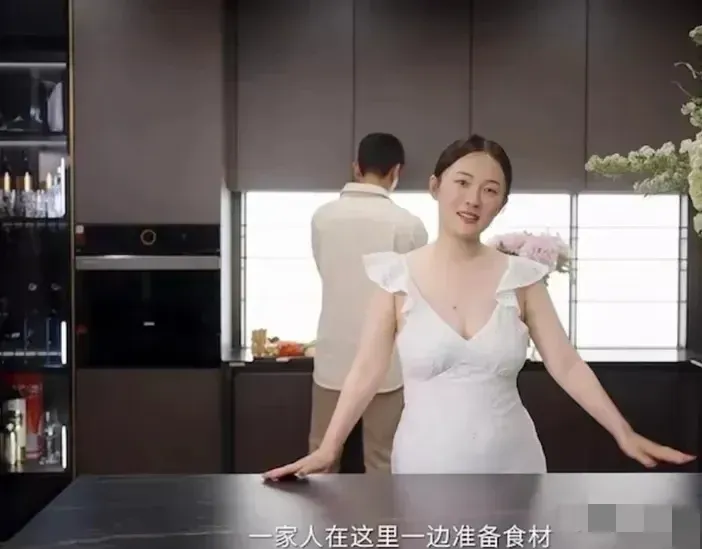 霍思燕真的让我刮目相看，她是我见过的最真实的中年女明星了。

不像有些女明星，为