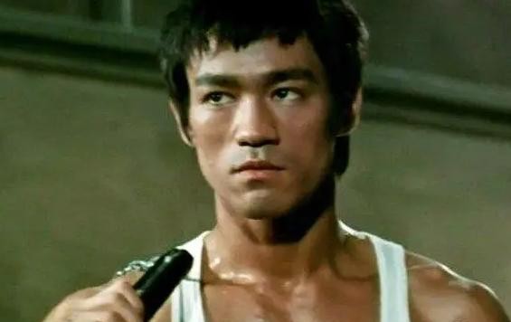 李小龙，这位享誉全球的武术宗师，以其迅捷的动作和无与伦比的力量震撼了无数观众。然