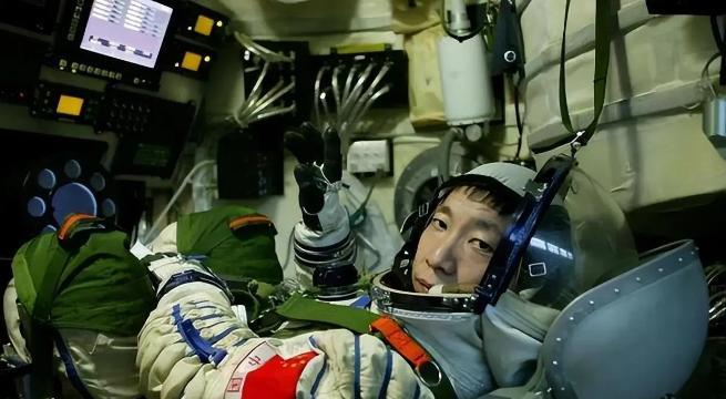 杨利伟为什么后来再也没有登天？其实，他能够活着回到地球就已经是万幸，在他攀登太空