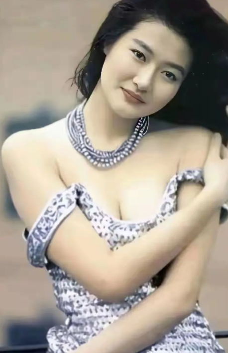她就是秒杀刘亦菲百倍的仙气美女，风韵犹存，丰满性感，知性漂亮，女人中的极品，你知