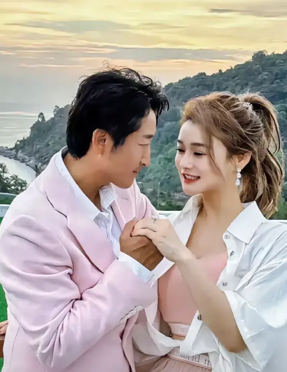 贫贱夫妻百事哀，就是邹市明和冉莹颖夫妻如今境况的最好概括。

邹市明身价2亿，活