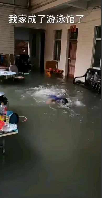 临沂市区被这两天的大暴雨泡了，又一次成"出门看海”。
抗洪救灾的力量尽快奔达临沂