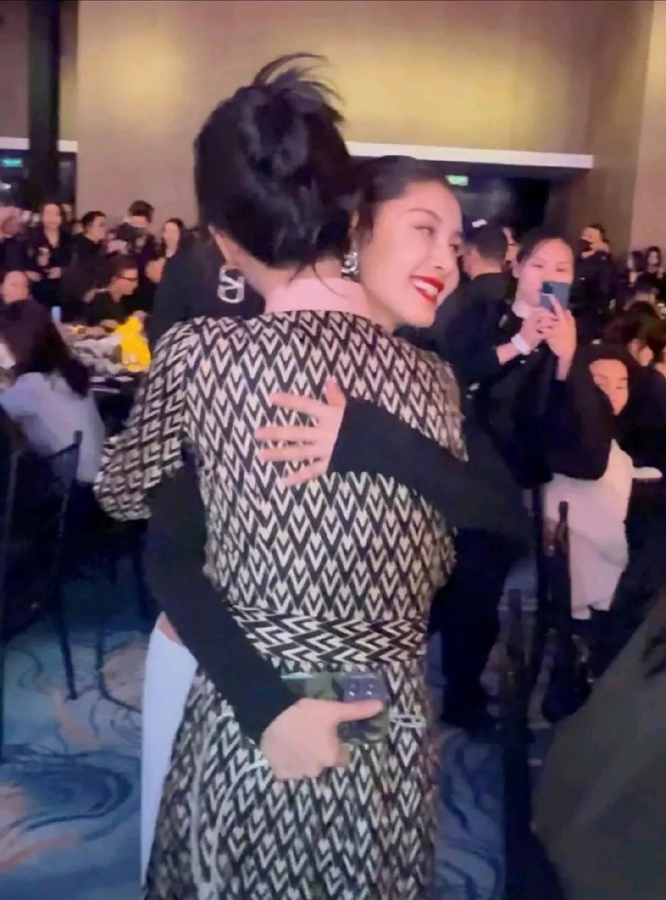 杨紫王子文拥抱，带来3大意义！
第一大意义，拥抱过后，女艺人之间的情谊更好了。拥