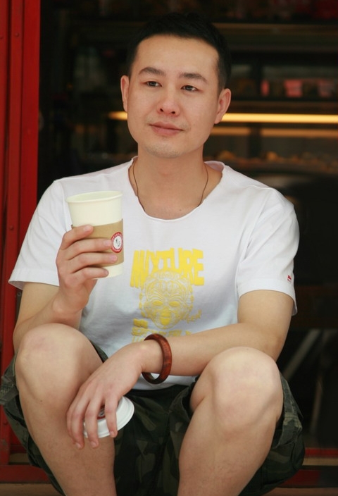 张颂文说，这次拍《清明上河图密码》，里面的布景之一松柏，都是周一围从家里搬来的，