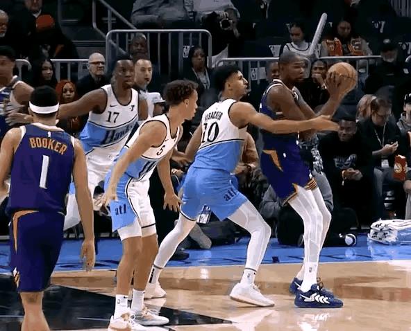 #nba# 杜兰特这背身单打能力强的可怕，这种球对他太轻松。
看杜兰特打球真的很