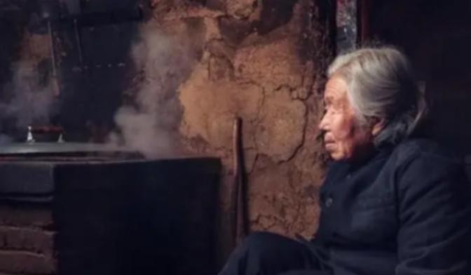 深夜，砰砰砰！急促的敲门声划破寂静。一位饥肠辘辘的货车司机，只想讨口吃的，善良的