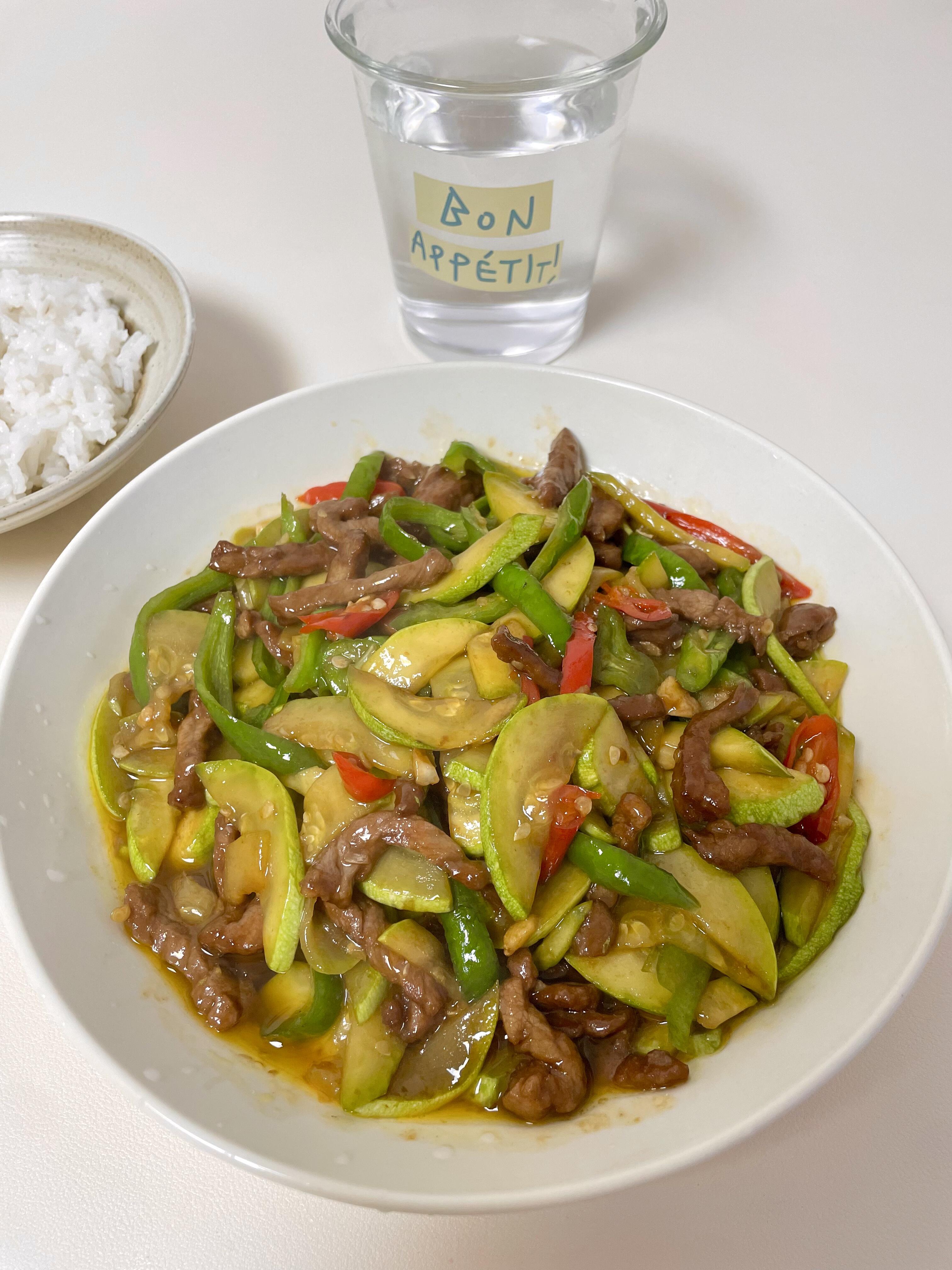 简单的家常菜像我这样做太好吃了 快去做
西葫芦炒牛肉丝（图片附教程）
牛肉切丝腌