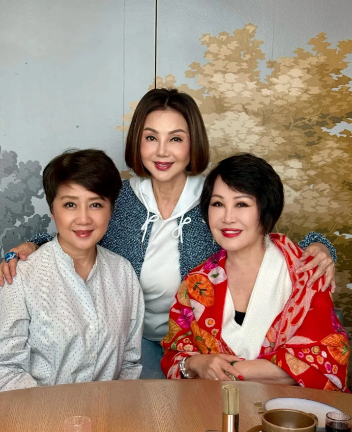 有钱的女人果然不会老，越活越年轻!
赌王四太梁安琪64岁了还是一张娃娃脸，靳羽西