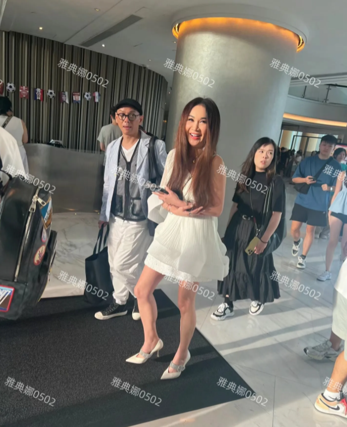 香港偶遇温碧霞，美女老了也是美女！
本人中等身材苗条匀称腿很直很细，皮肤很白眼睛