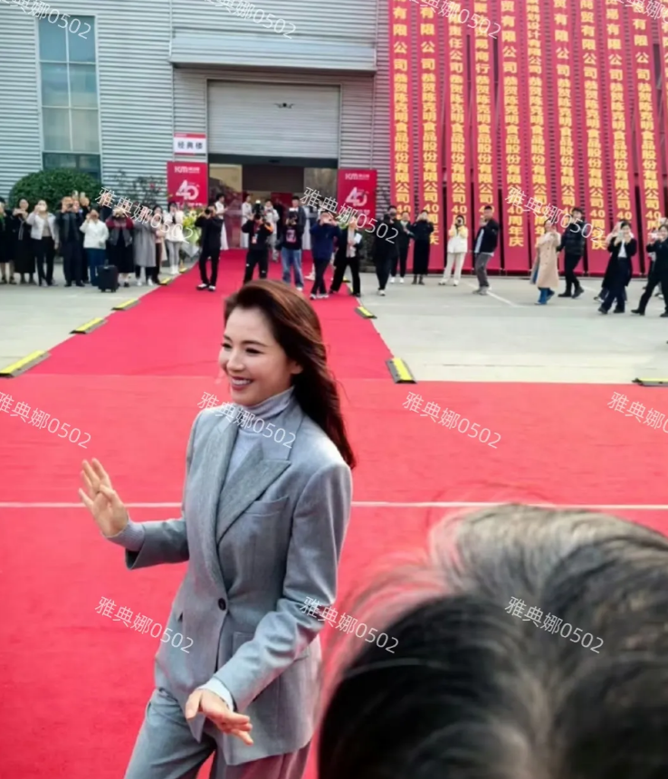 公司周年庆见到了刘涛，本人真是温柔大方又漂亮，一身西装很有女企业家的气质，就是笑