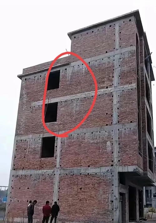 我舅，建房鬼才？！

我家建房，全包给二舅了。现在框架完工，要我结账。

结果，