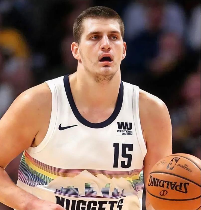 就在刚刚，NBA媒体爆出两条不可忽视的消息：

1，约基奇被评为东西部最佳球员。