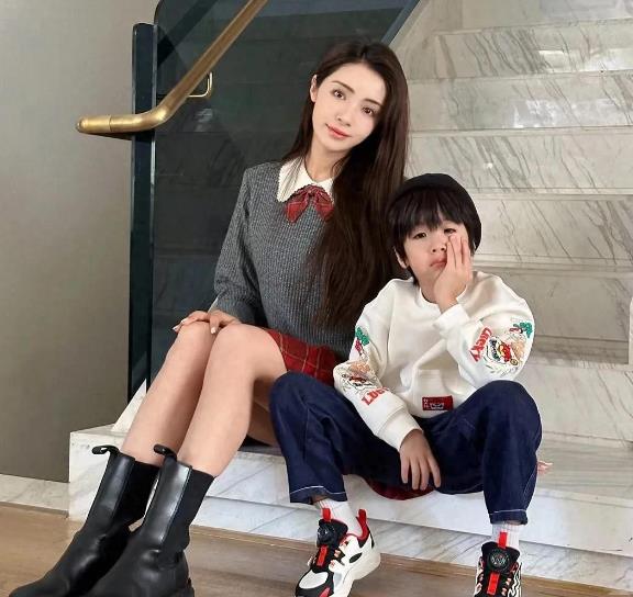 麦迪娜因出演《新还珠格格》香妃一角走入大众视野，之后在演艺路上稳步前行。近期，她