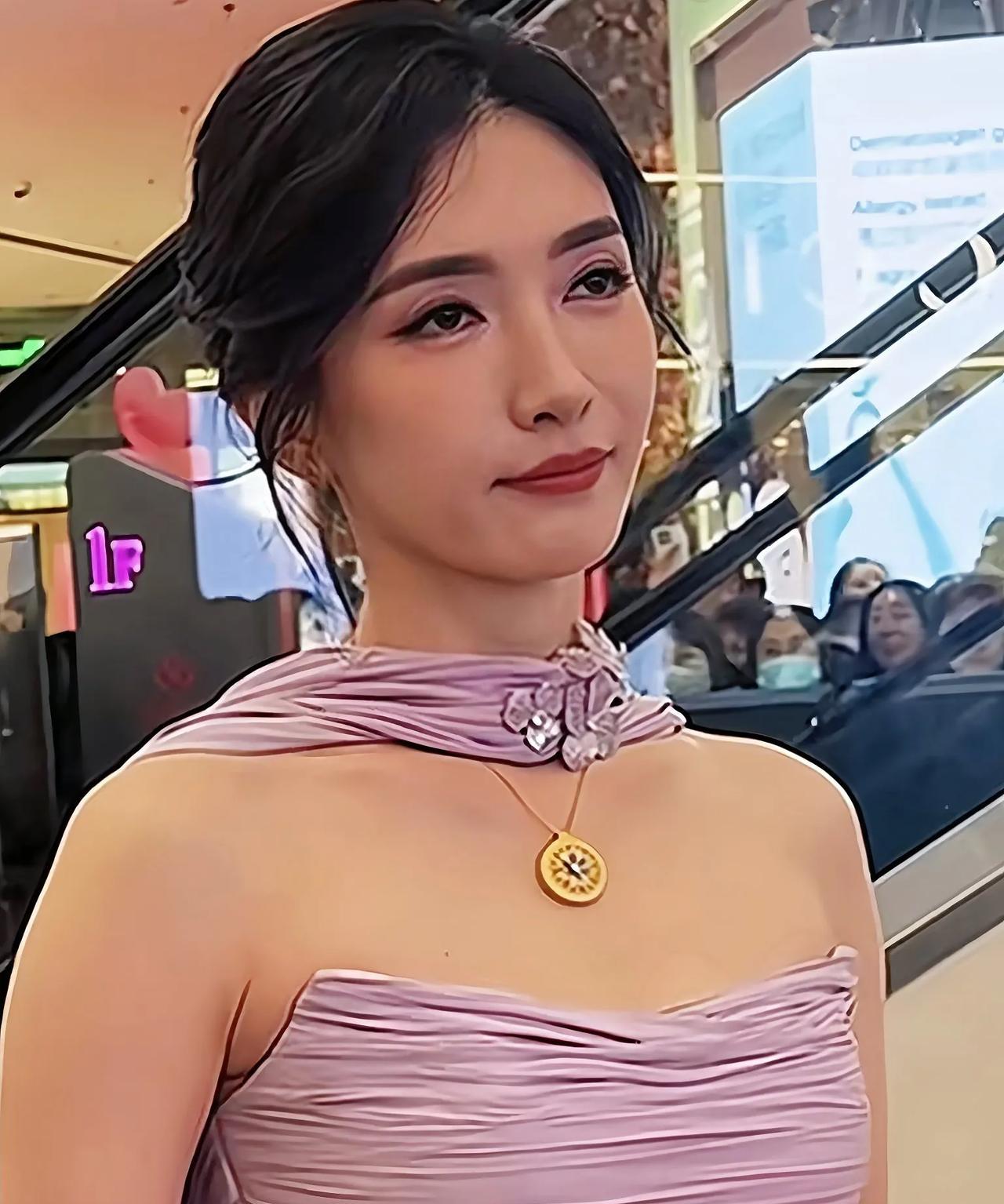 江疏影空降哈尔滨，紫色裙装惊艳亮相
江疏影近日空降哈尔滨，一身紫色裙装成为了全场