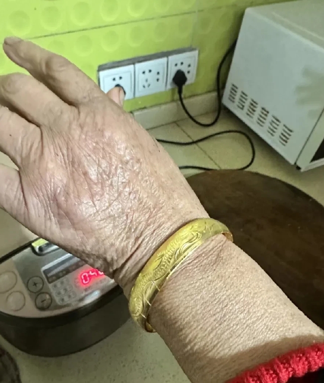 3万多的金手镯平息了妈妈的一年的怒火！
     昨晚回来，妈妈就一脸的不开心，