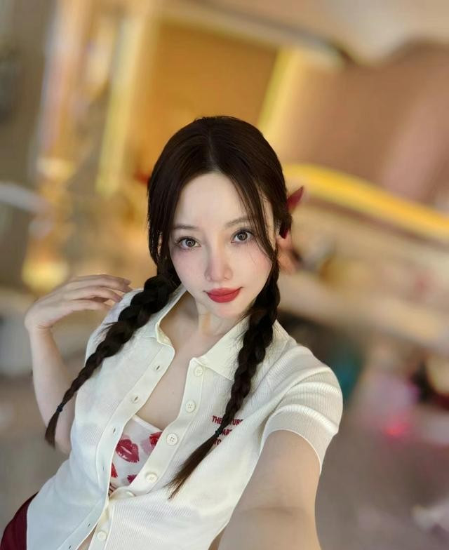 李小璐彻底放飞自我！穿奶白衬衫只系一颗扣，43岁又纯又欲