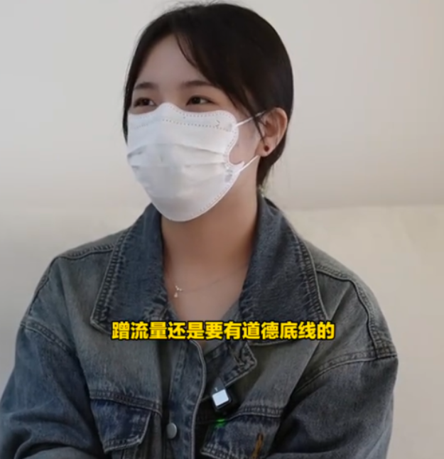 没有底线！“碎花裙女生”拿伞成功驱赶走行凶者后，被确认为见义勇为人员，然而女孩在